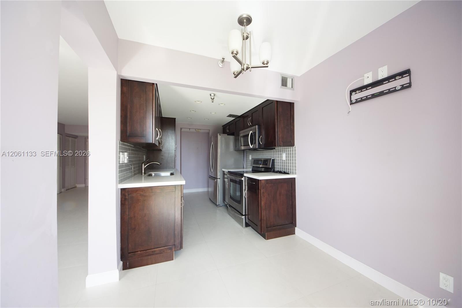 Ver detalles 617 2 / 2 1240 sq. ft. $ 2026-07-28 0 foto