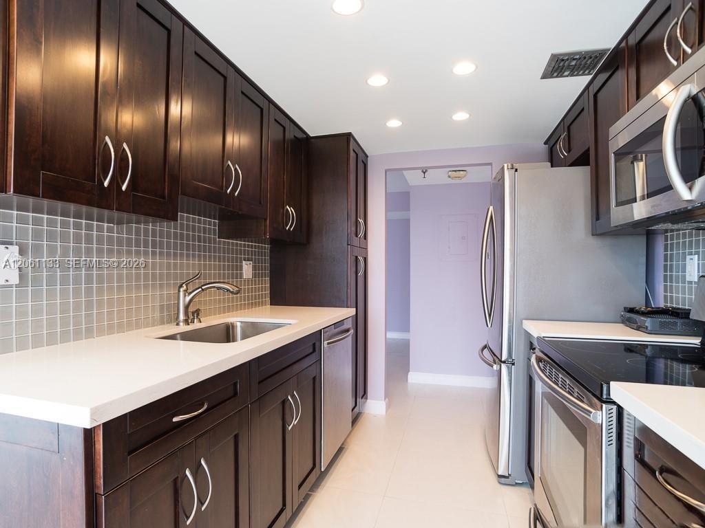Ver detalles 617 2 / 2 1240 sq. ft. $ 2026-07-28 0 foto