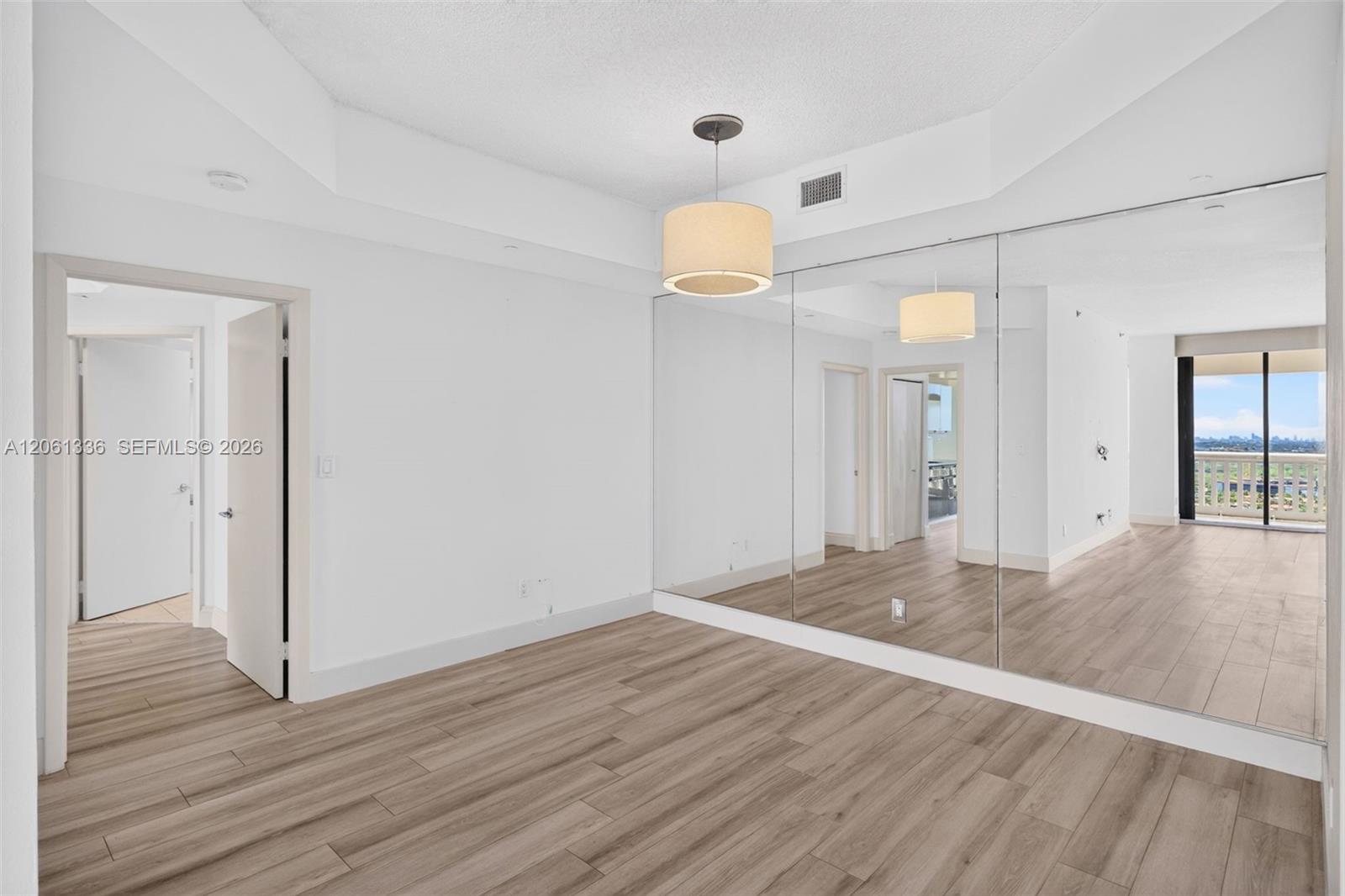 3008 2 / 2 1560 sq. ft. $ 2026-07-28 0 foto