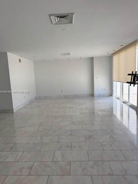 PH4402 3 / 5 2570 sq. ft. $ 2026-07-28 0 foto