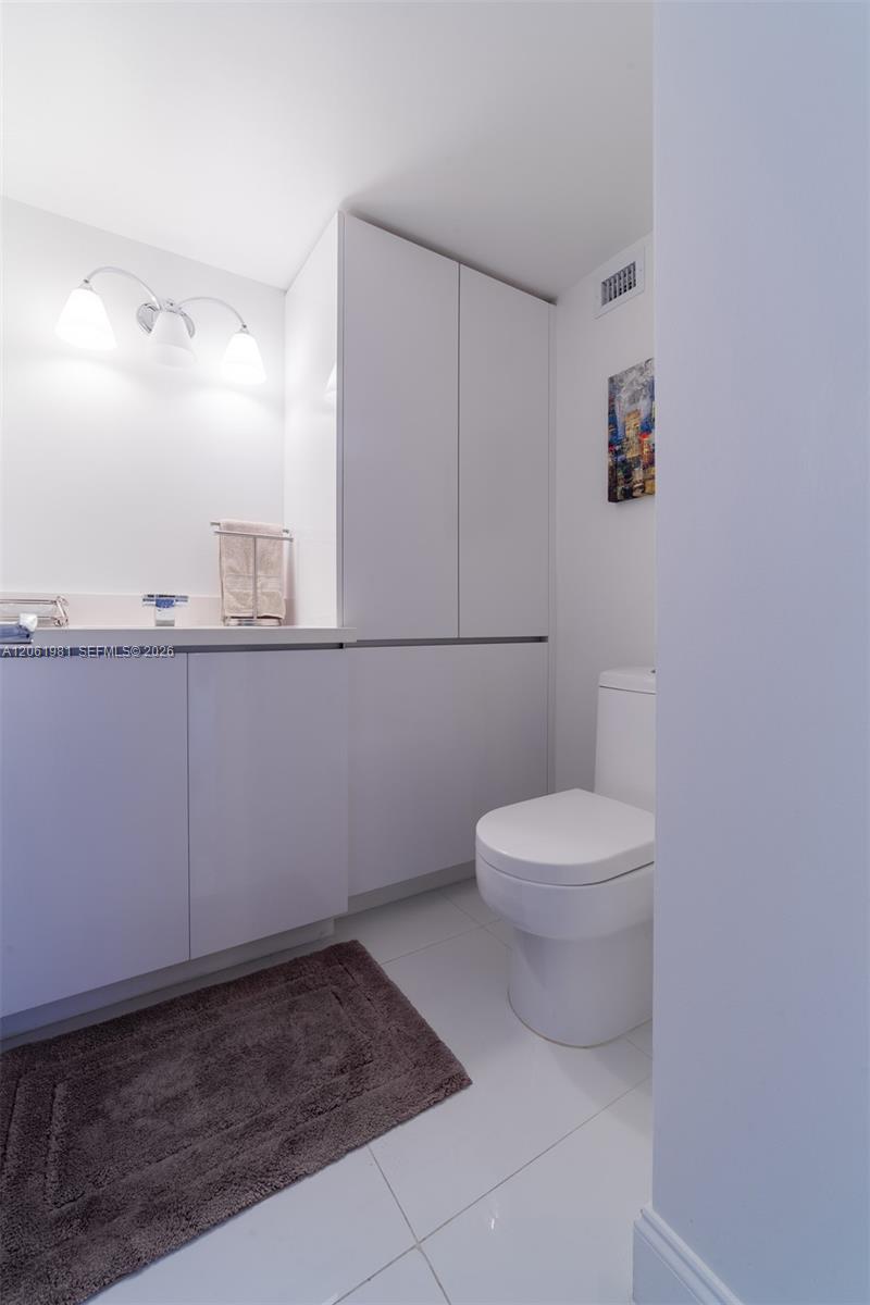 Photo of 2500 Parkview Dr #1117, Hallandale Beach, Florida, 33009 - Full second bathroom