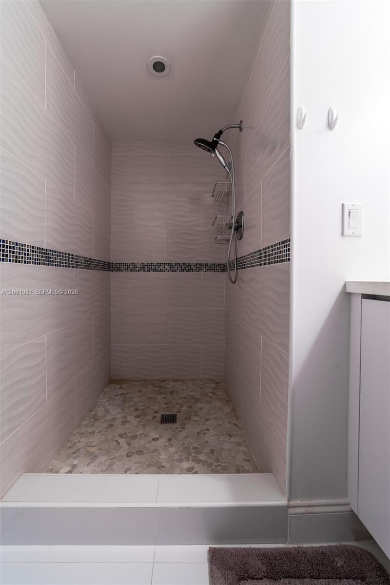 Photo of 2500 Parkview Dr #1117, Hallandale Beach, Florida, 33009 - Full second bathroom