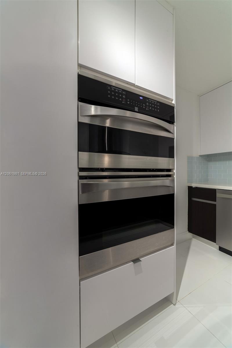 Photo of 2500 Parkview Dr #1117, Hallandale Beach, Florida, 33009 - High End Kitchen