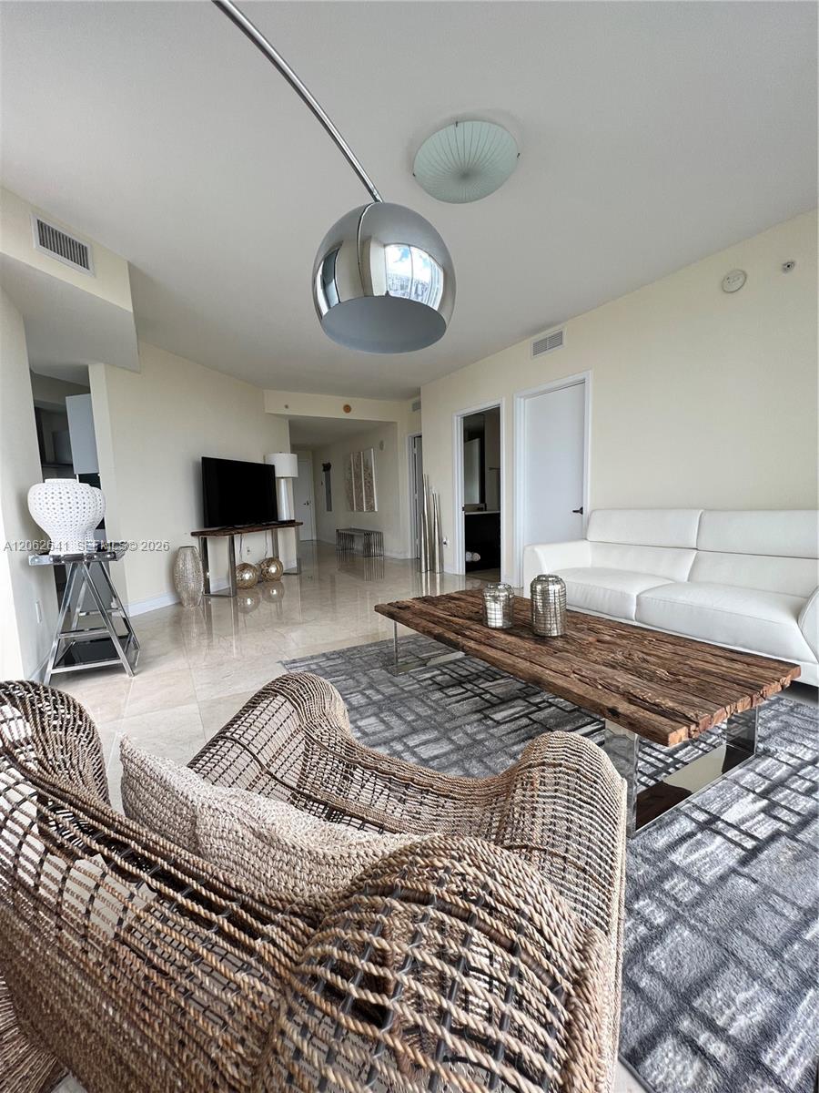 Ver detalles 1801A 2 / 2 1289 sq. ft. $ 2026-07-30 0 foto
