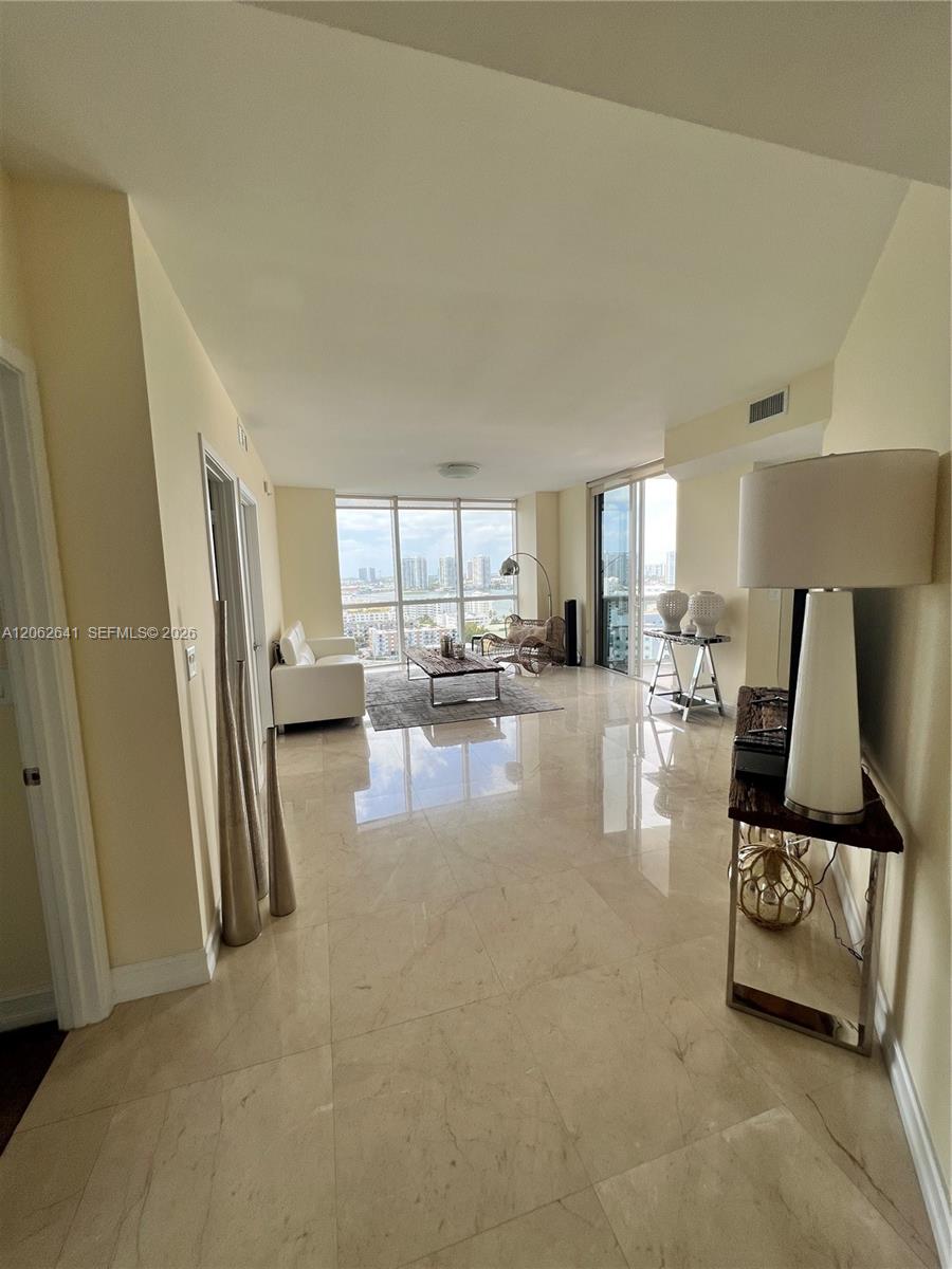 Ver detalles 1801A 2 / 2 1289 sq. ft. $ 2026-07-30 0 foto