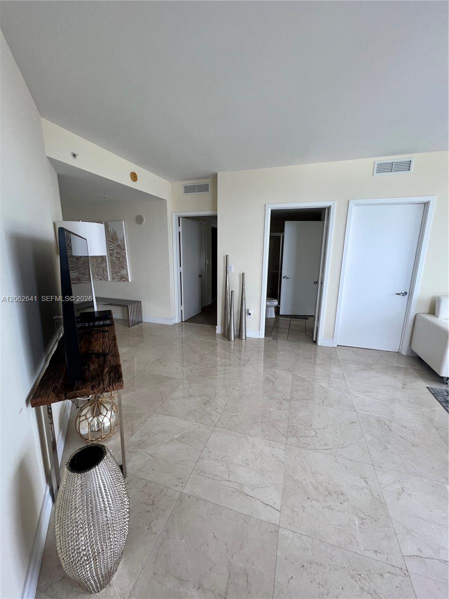 Ver detalles 1801A 2 / 2 1289 sq. ft. $ 2026-07-30 0 foto