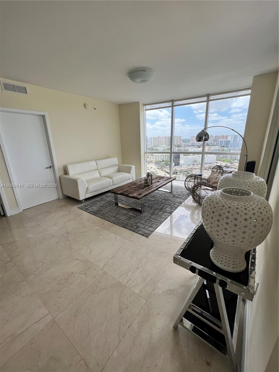 Ver detalles 1801A 2 / 2 1289 sq. ft. $ 2026-07-30 0 foto