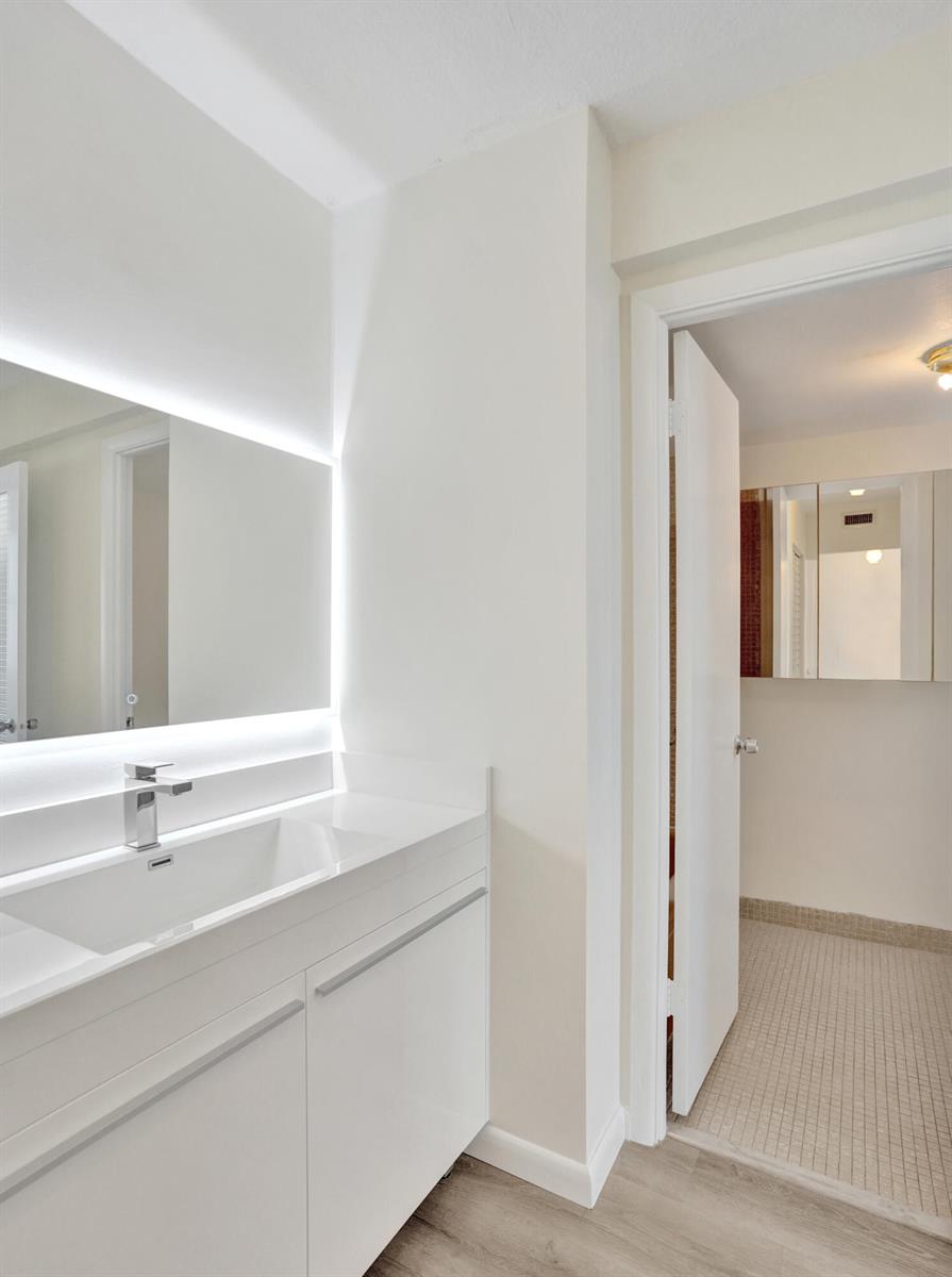 Photo of 1400 Ocean #1002, Hollywood, Florida, 33019 - master bath