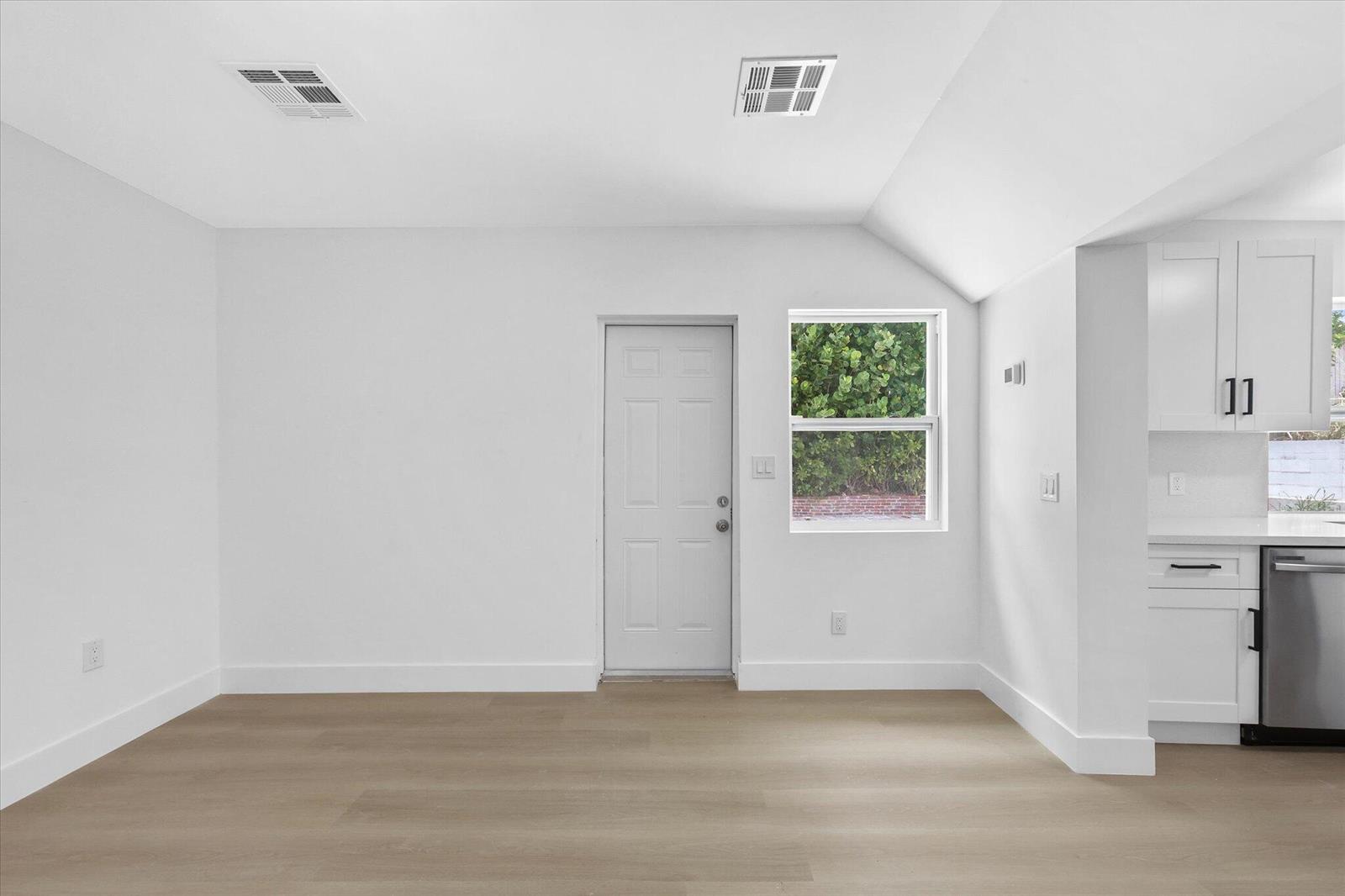   / 0 2130 кв.футов $ 2026-08-01 0 Фото