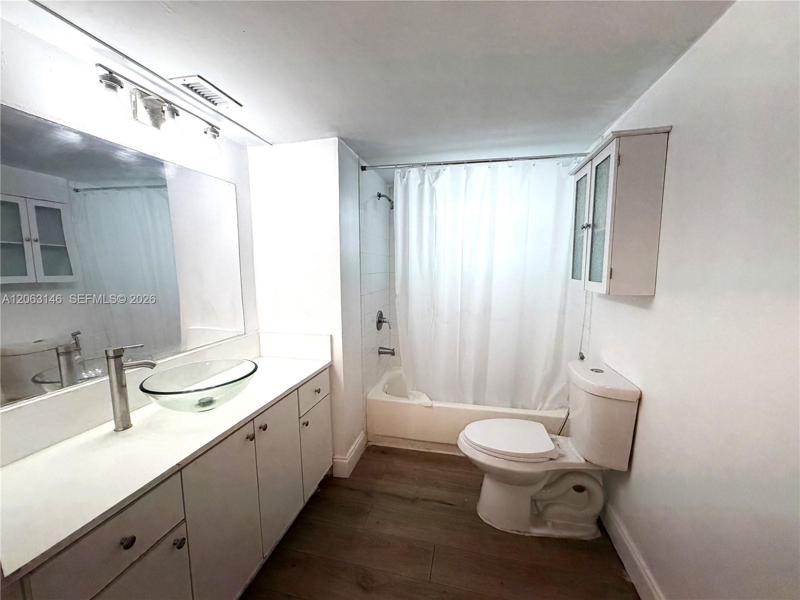 See details 204-1 1 / 2 1036 sq. ft. $ 2026-07-31 0 Photo