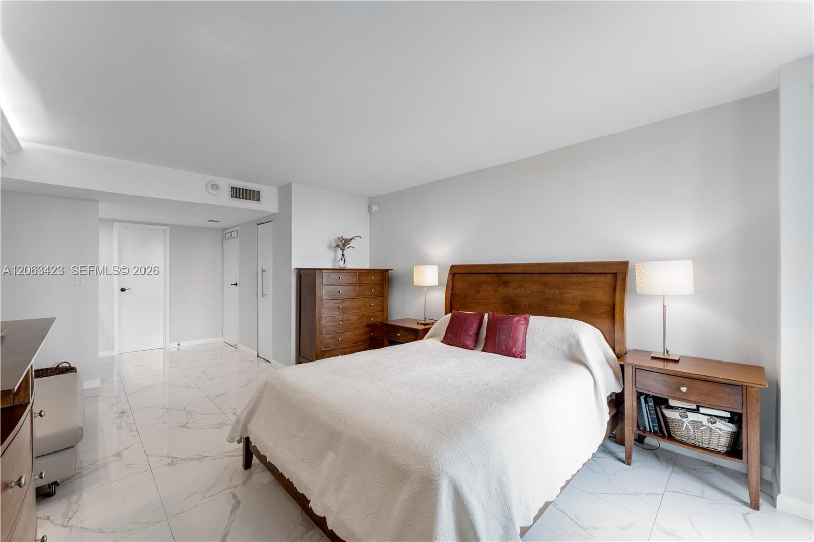 709 1 / 2 991 sq. ft. $ 2026-07-31 0 foto