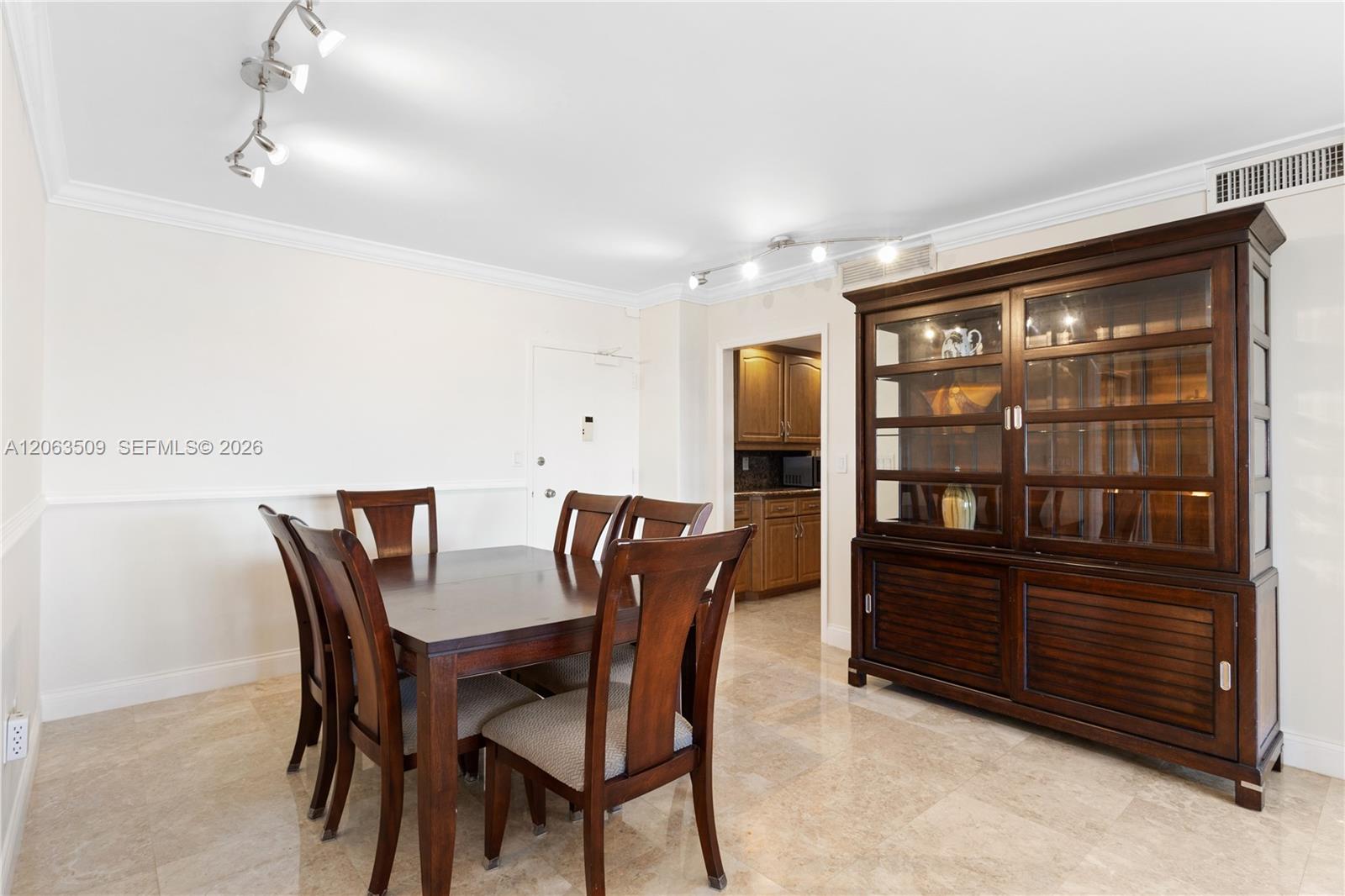 Ver detalles PH20 2 / 2 1120 sq. ft. $ 2026-10-15 0 foto