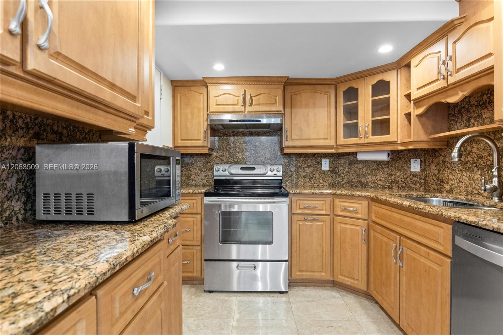 Ver detalles PH20 2 / 2 1120 sq. ft. $ 2026-10-15 0 foto