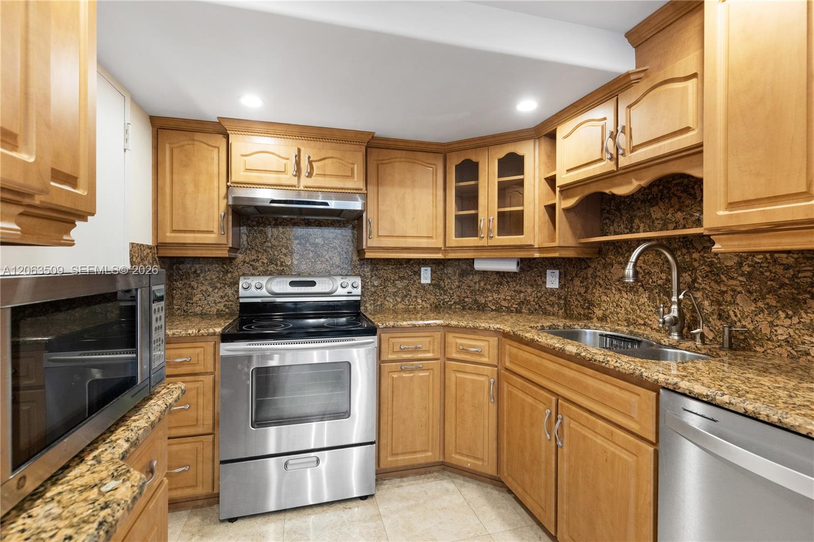 Ver detalles PH20 2 / 2 1120 sq. ft. $ 2026-10-15 0 foto