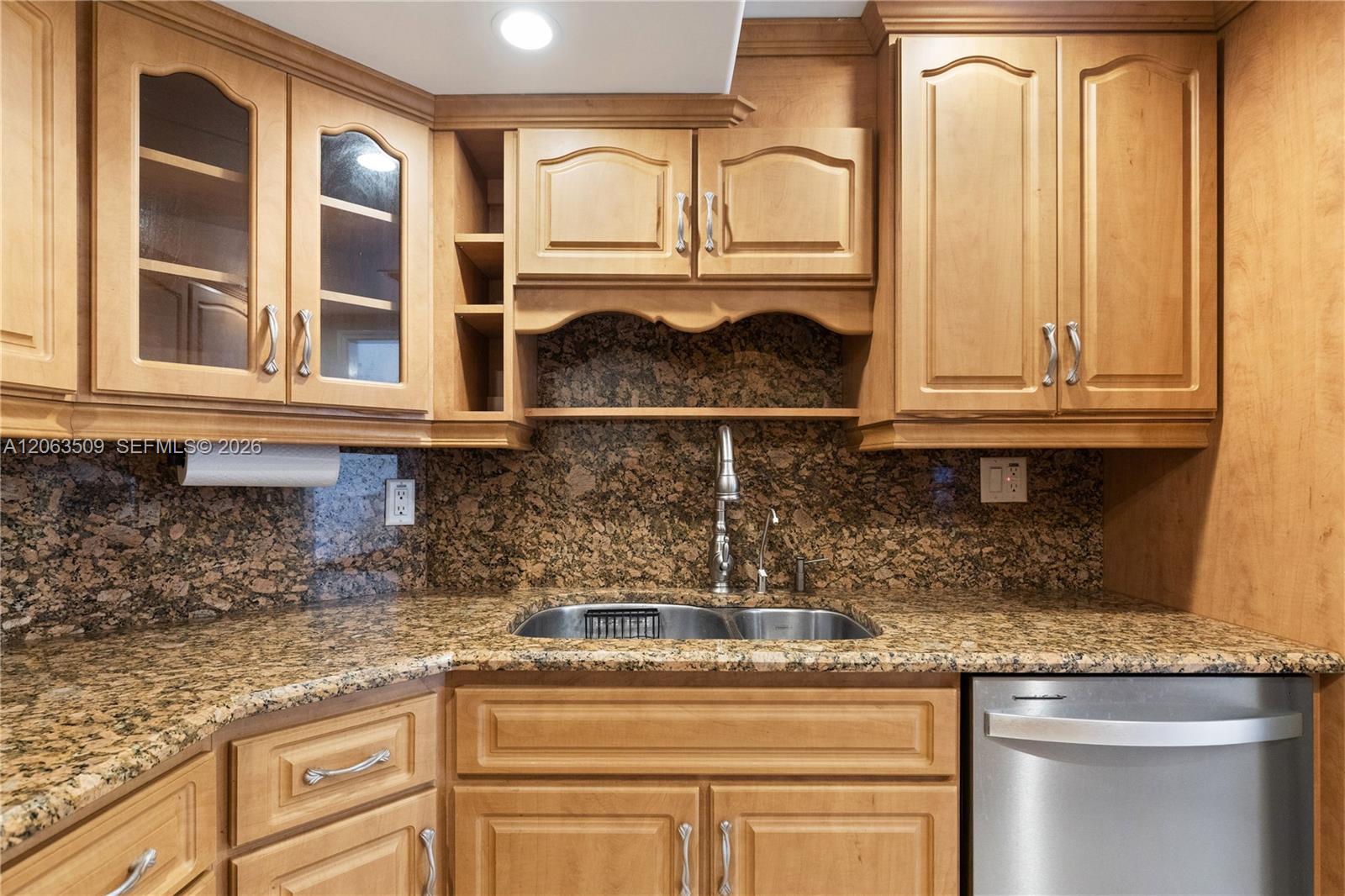 Ver detalles PH20 2 / 2 1120 sq. ft. $ 2026-10-15 0 foto