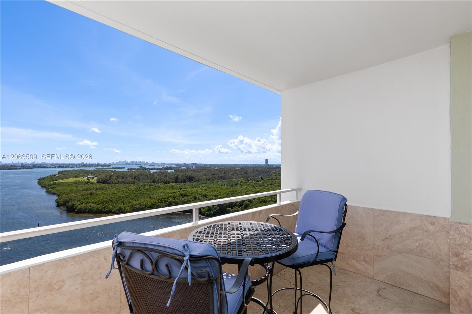 Ver detalles PH20 2 / 2 1120 sq. ft. $ 2026-10-15 0 foto
