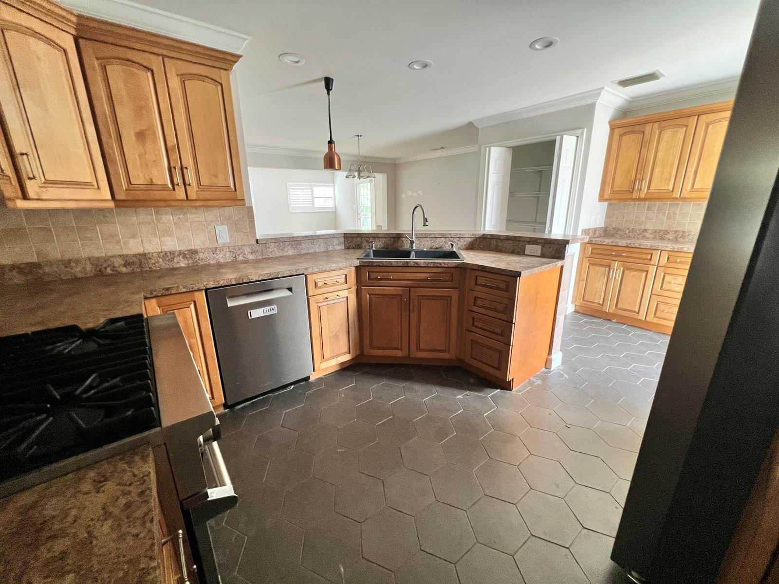 See details 1290 3 / 2165 sq. ft. $ 2026-08-02 0 Photo