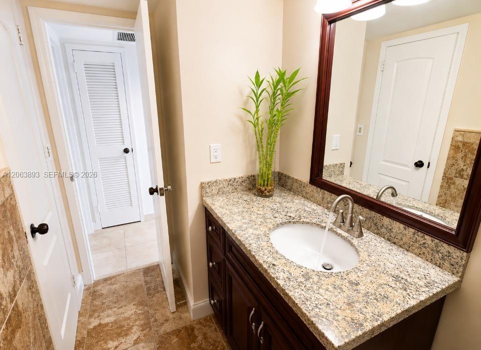 Photo of 2030 Ocean Dr  #521, Hallandale Beach, Florida, 33009 - PRINCIPAL BEDROOM SUITE