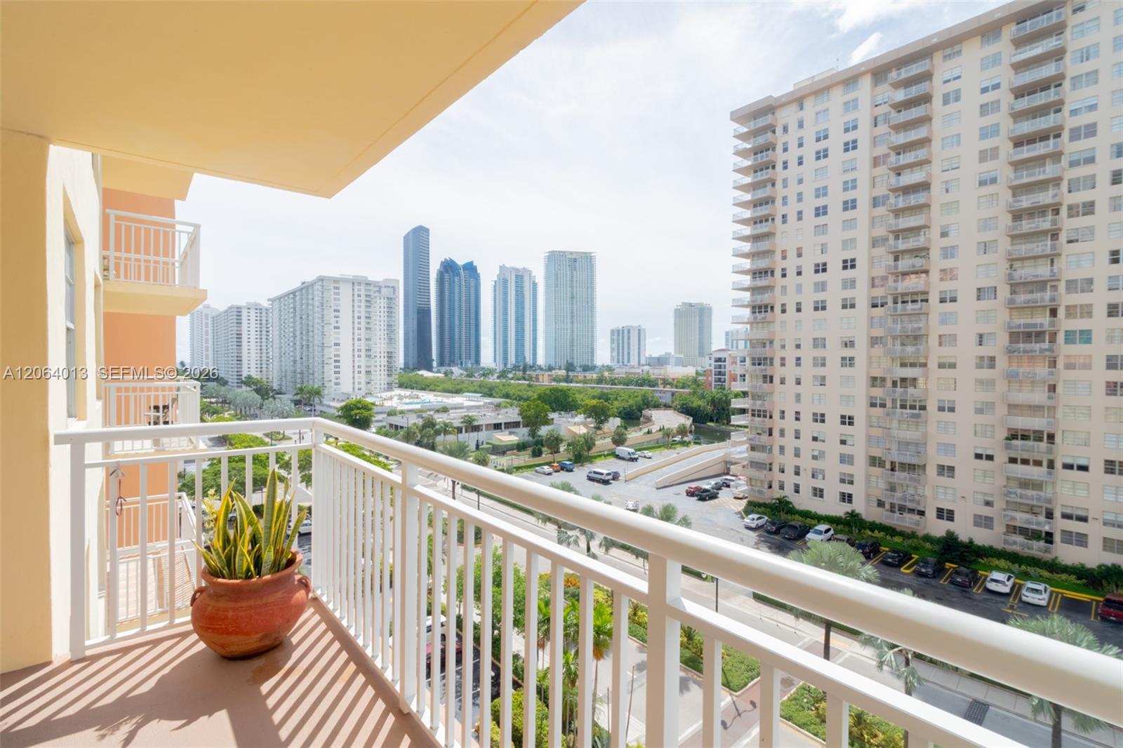 Ver detalles 808 2 / 2 1087 sq. ft. $ 2026-08-02 0 foto