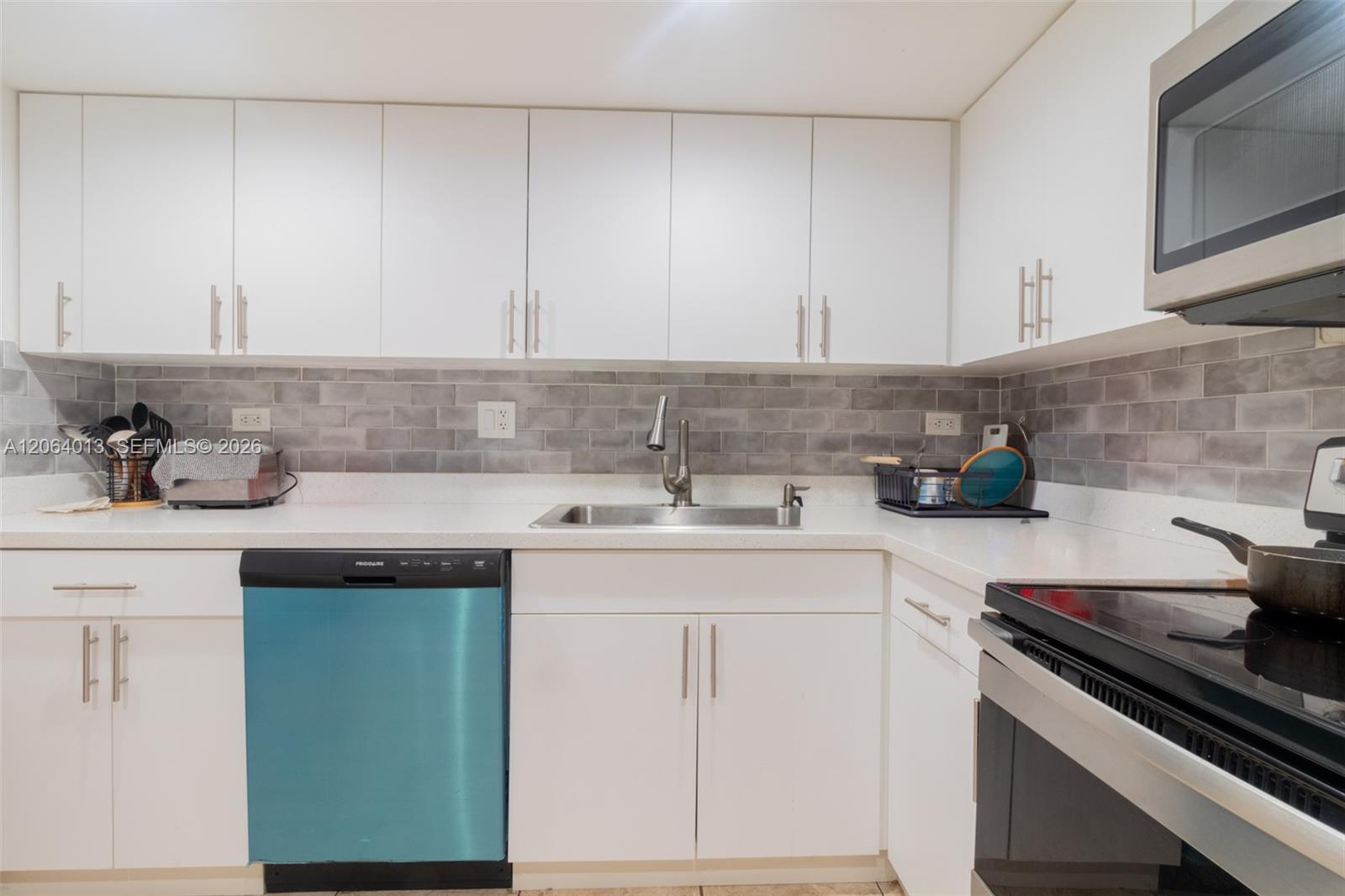 Ver detalles 808 2 / 2 1087 sq. ft. $ 2026-08-02 0 foto