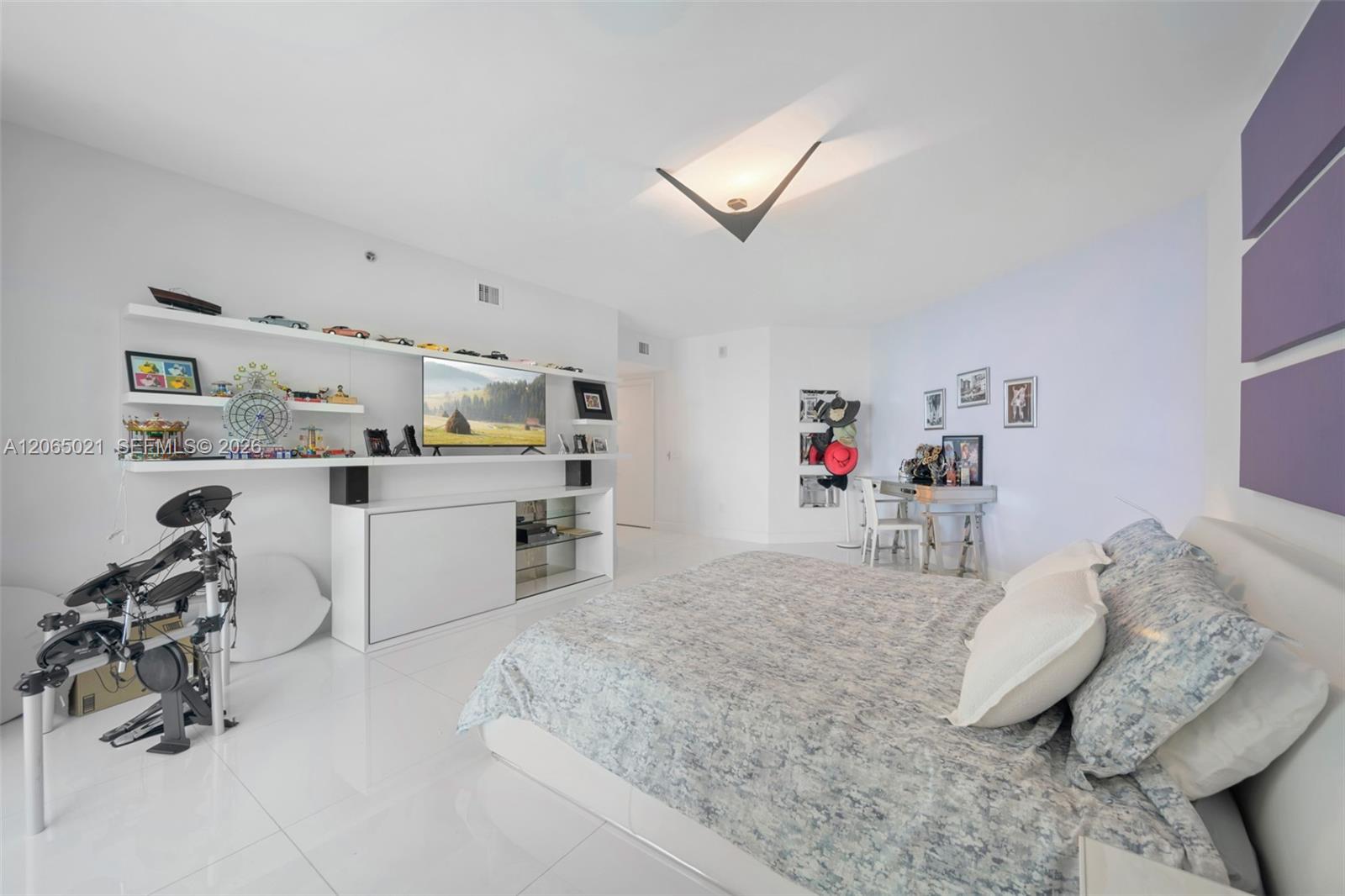 Photo of 2711 Ocean Dr  #902, Hollywood, Florida, 33019 - 