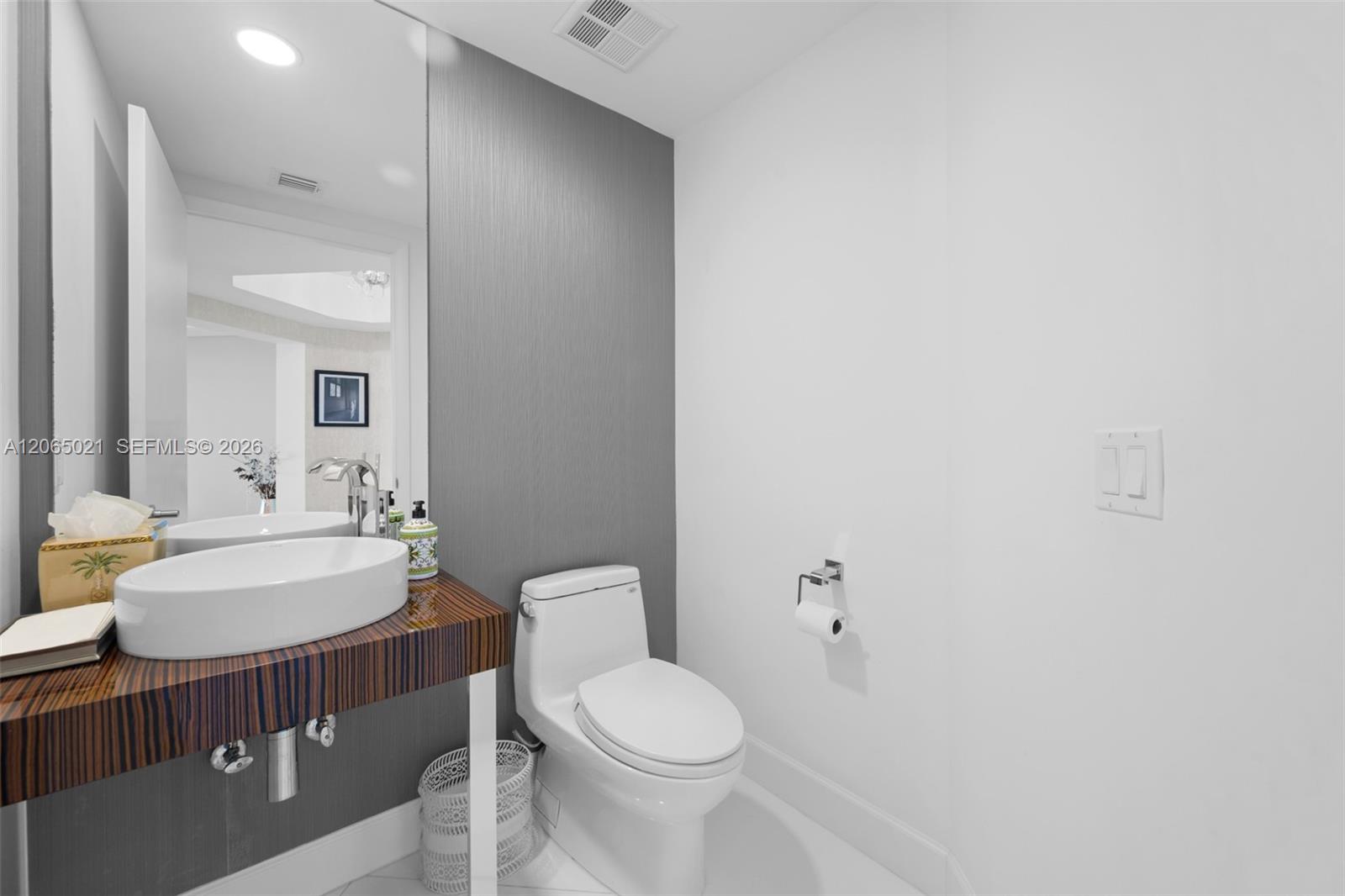 Photo of 2711 Ocean Dr  #902, Hollywood, Florida, 33019 - 