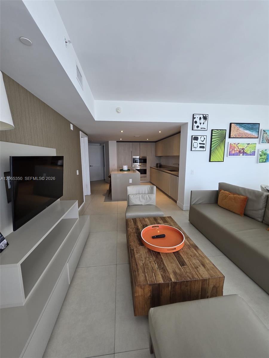 1912 1 / 1 869 sq. ft. $ 2026-08-04 0 foto