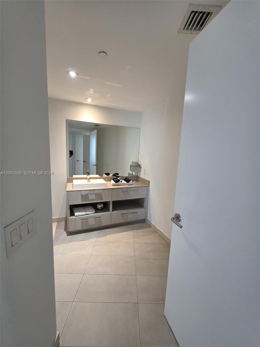 1912 1 / 1 869 sq. ft. $ 2026-08-04 0 foto