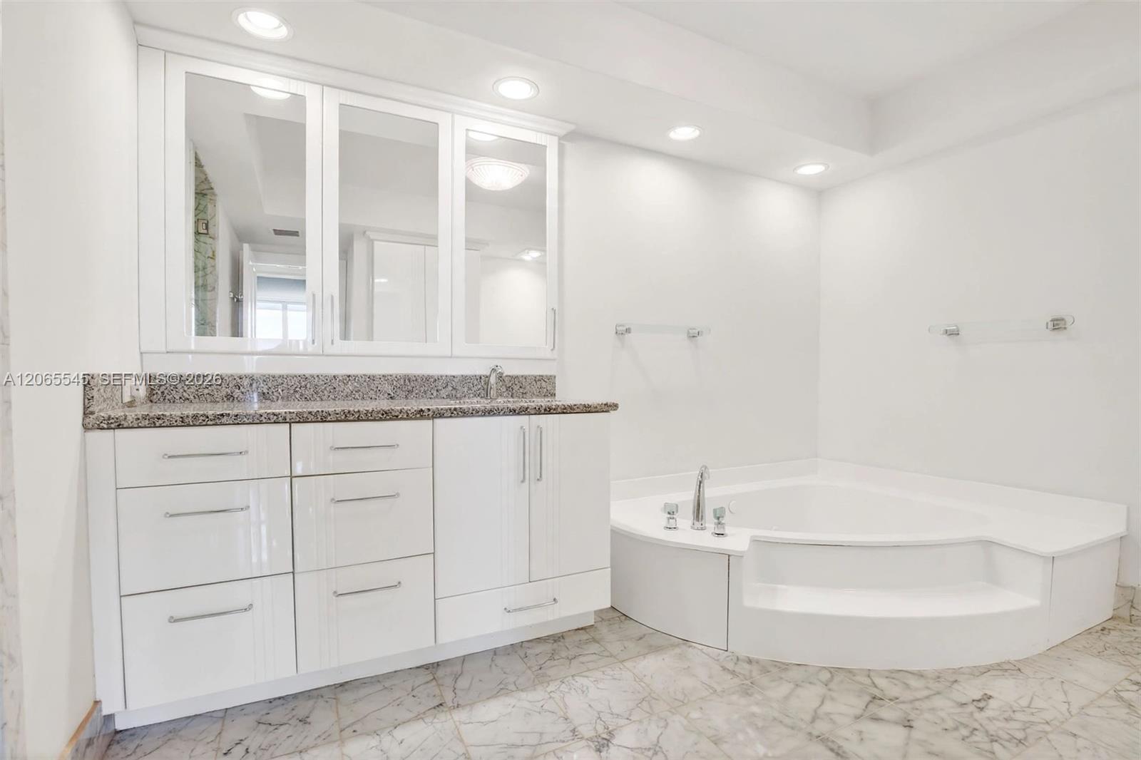 Photo of 20281 Country Club Dr #1801, Aventura, Florida, 33180 - *VIRTUALLY STAGED