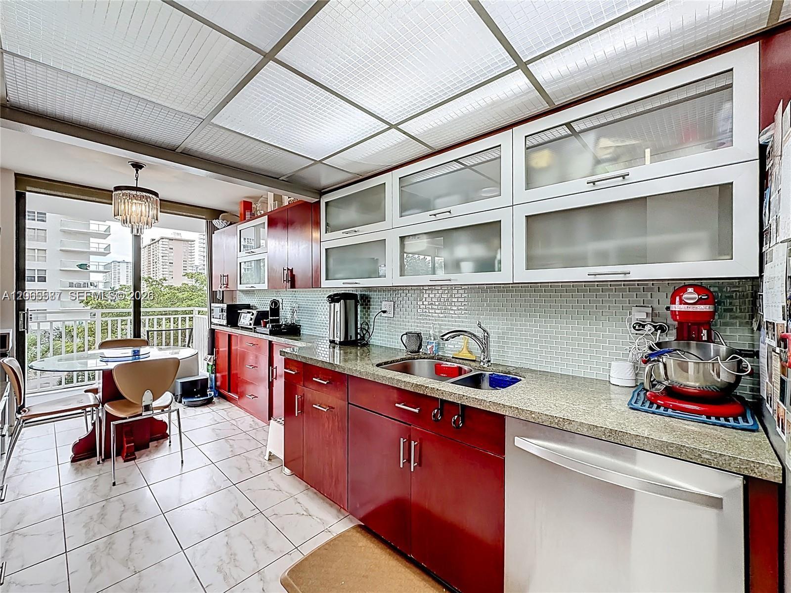 Ver detalles 409 3 / 3 2267 sq. ft. $ 2026-08-04 0 foto