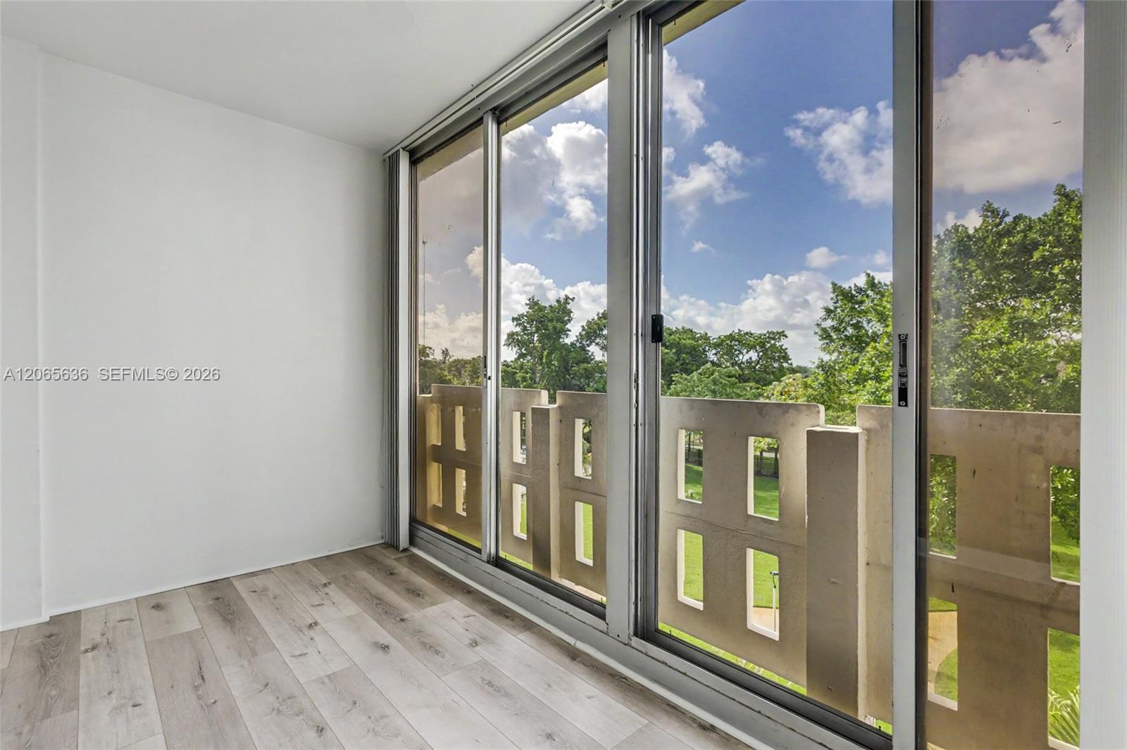 See details 405 1 / 2 844 sq. ft. $ 2026-08-05 0 Photo