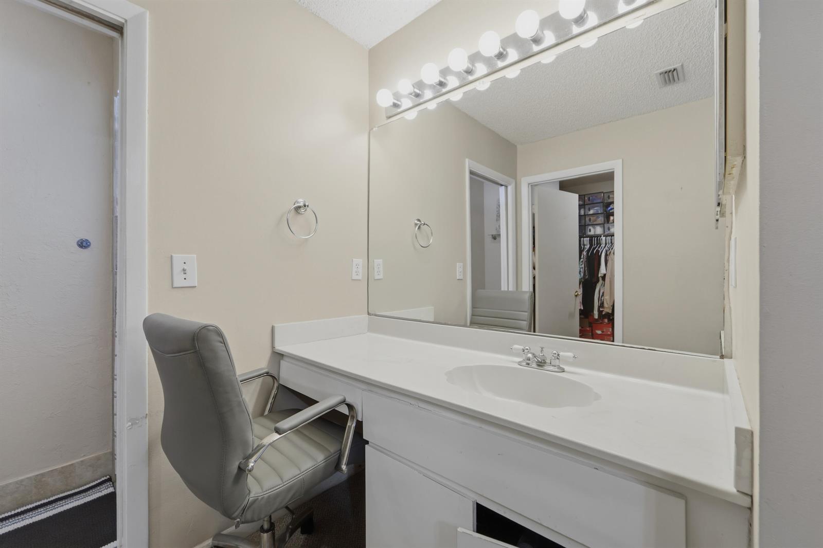 49 3 / 2 1382 sq. ft. $ 2026-08-20 0 Photo