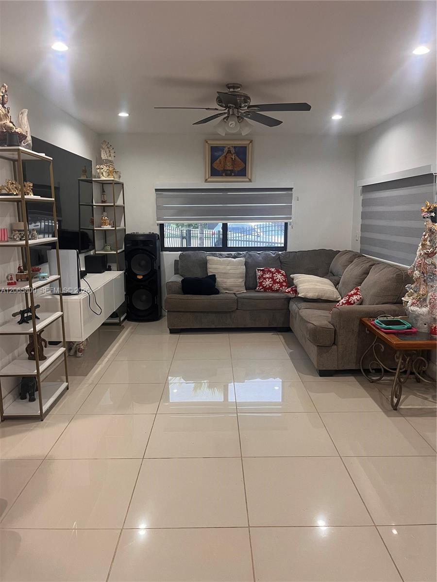 See details 29045 3 / 3 970 sq. ft. $ 2026-10-16 0 Photo