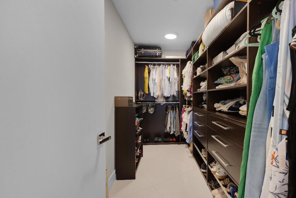 See details 2207 2 / 3 2084 sq. ft. $ 2026-08-06 0 Photo