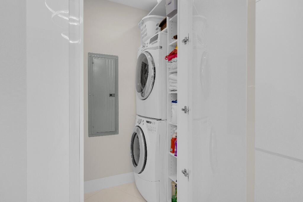See details 2207 2 / 3 2084 sq. ft. $ 2026-08-06 0 Photo