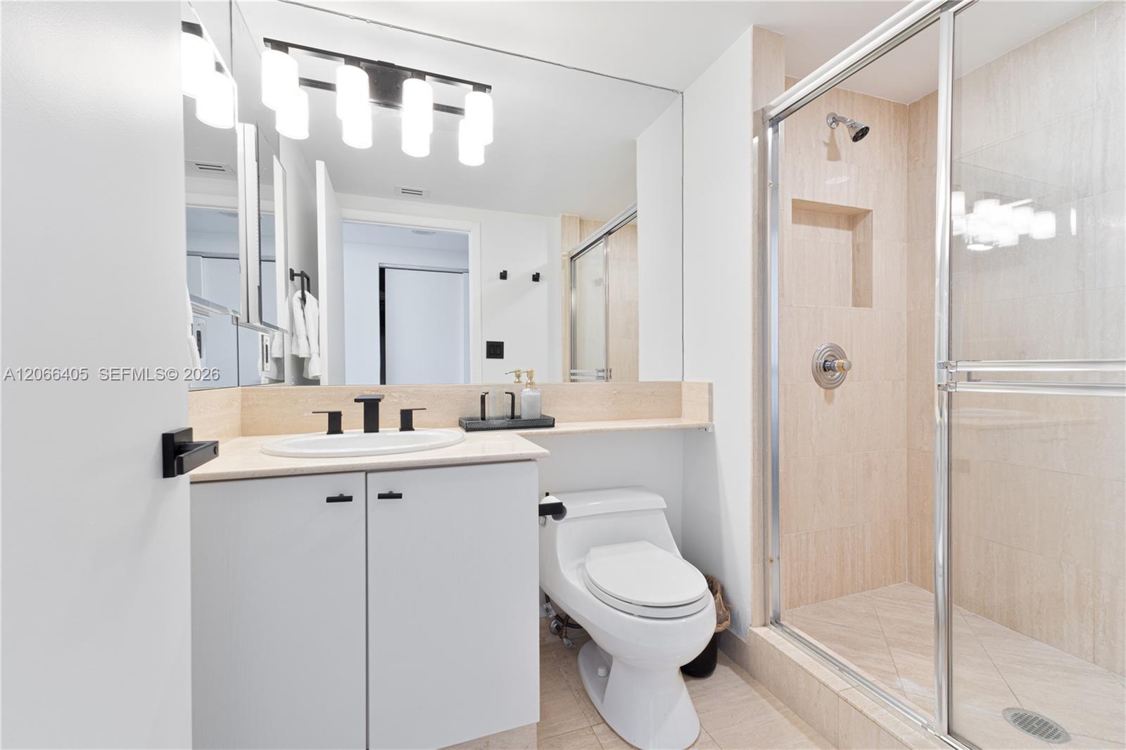 1402 3 / 4 2770 sq. ft. $ 2026-08-06 0 foto