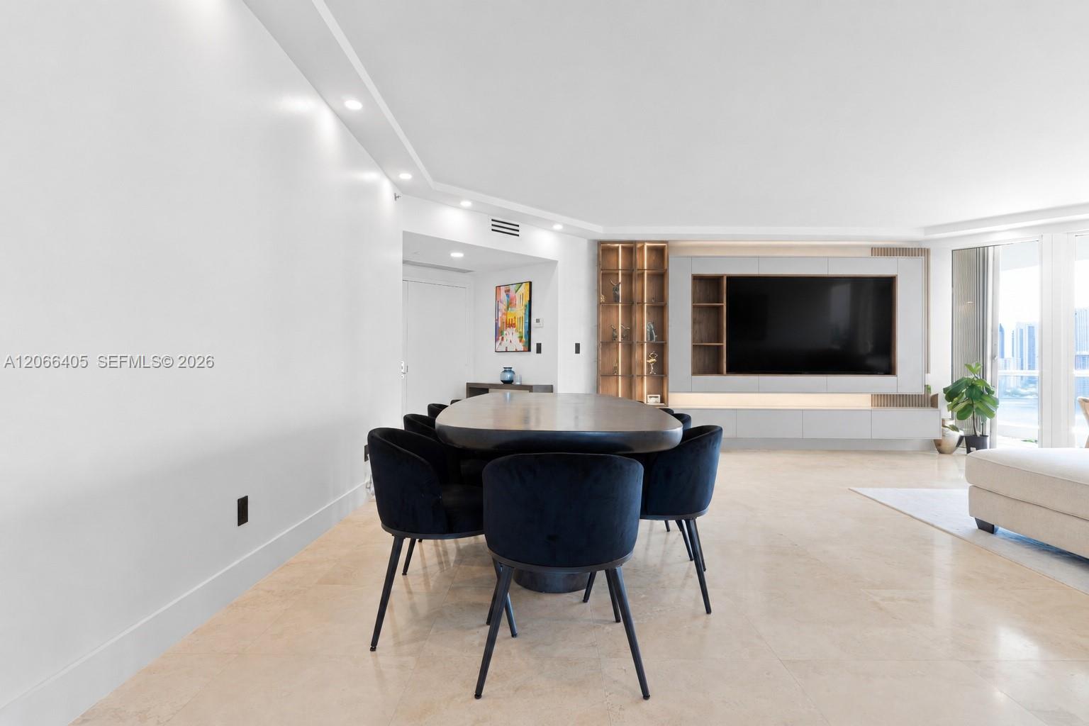 1402 3 / 4 2770 sq. ft. $ 2026-08-06 0 foto