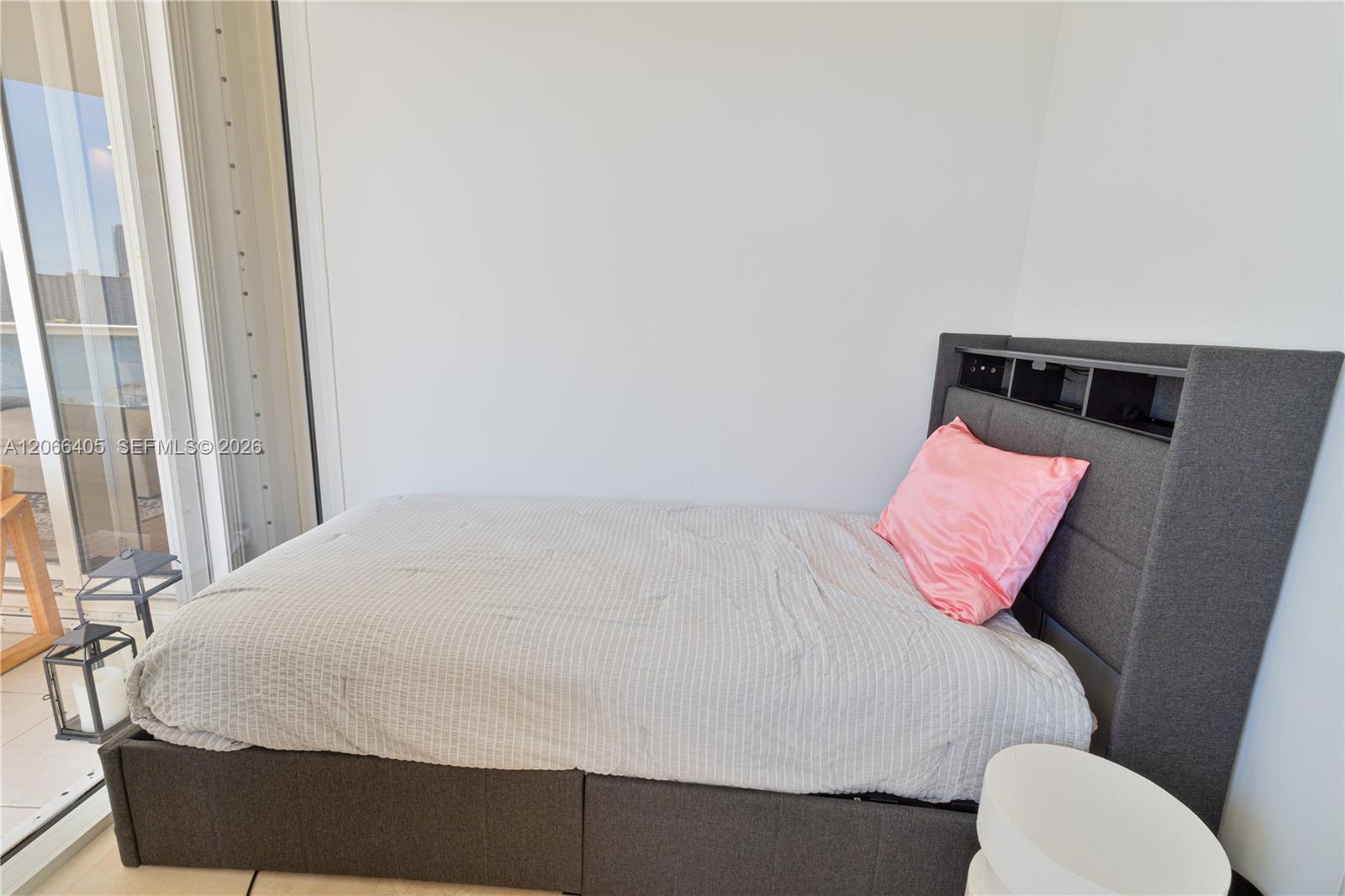 1402 3 / 4 2770 sq. ft. $ 2026-08-06 0 foto
