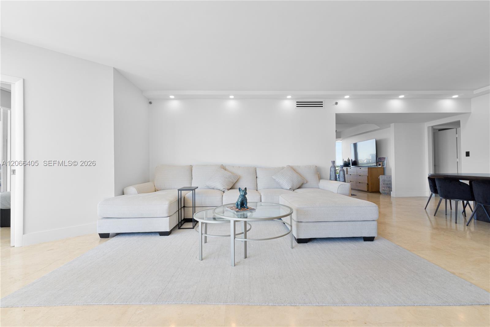 1402 3 / 4 2770 sq. ft. $ 2026-08-06 0 foto