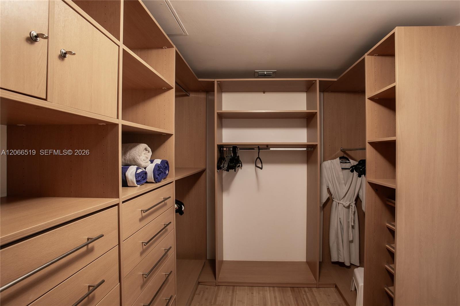 1711 2 / 2 1554 sq. ft. $ 2026-08-06 0 Photo