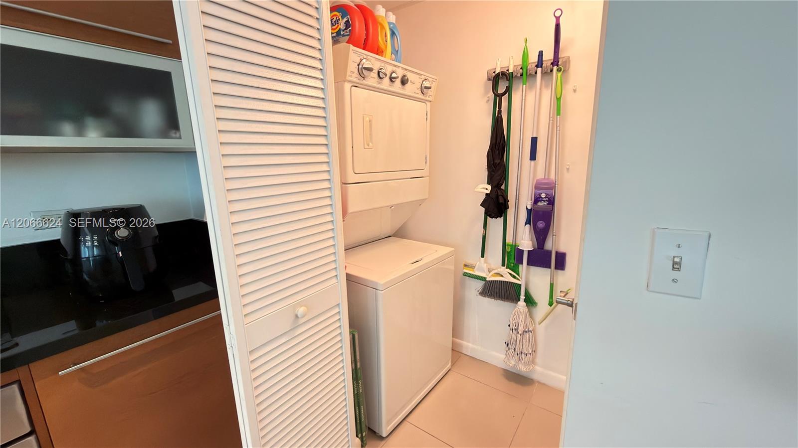 See details 808 2 / 2 1006 sq. ft. $ 2026-08-06 0 Photo