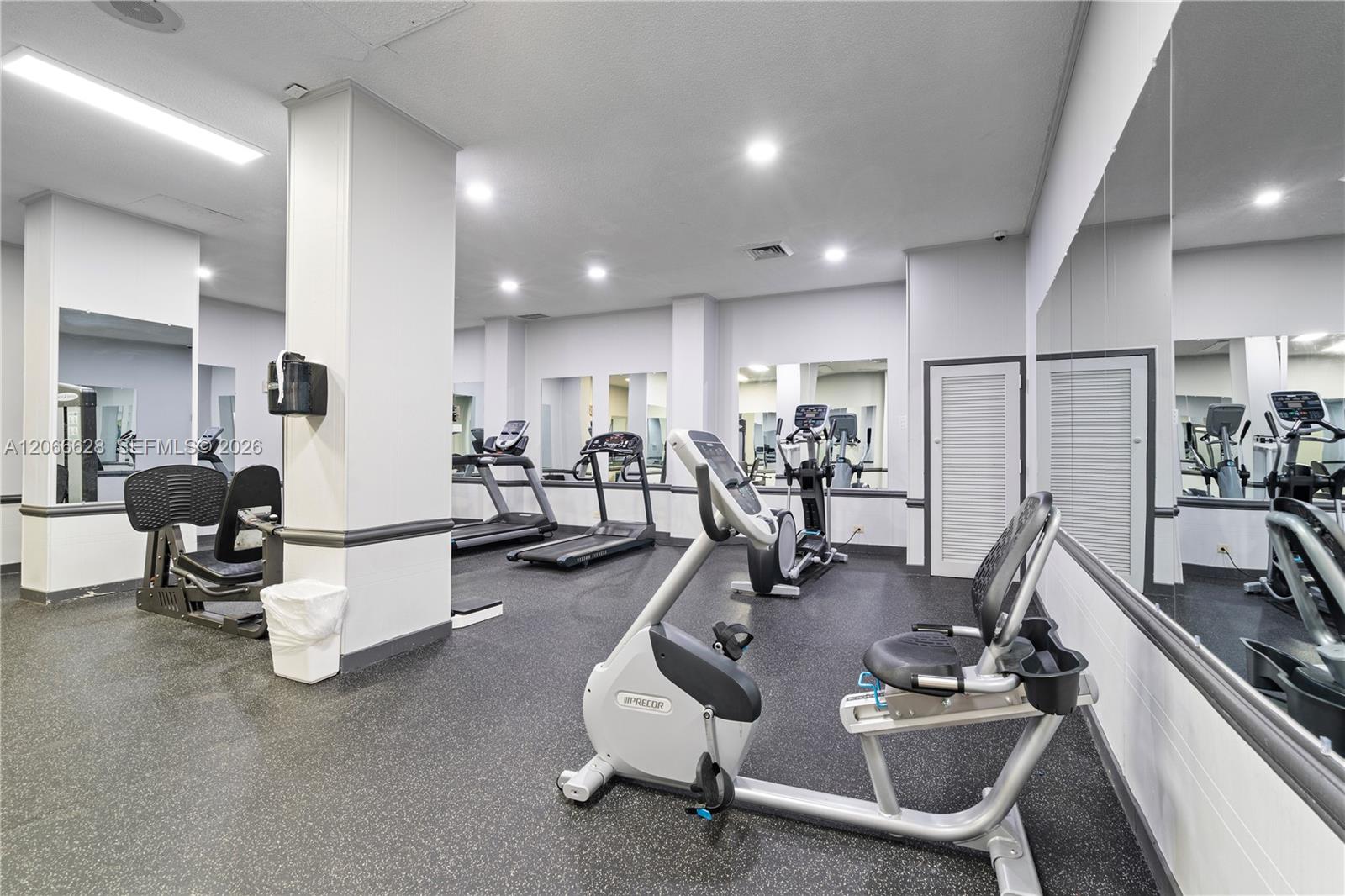 706 1 / 2 943 sq. ft. $ 2026-08-06 0 Photo