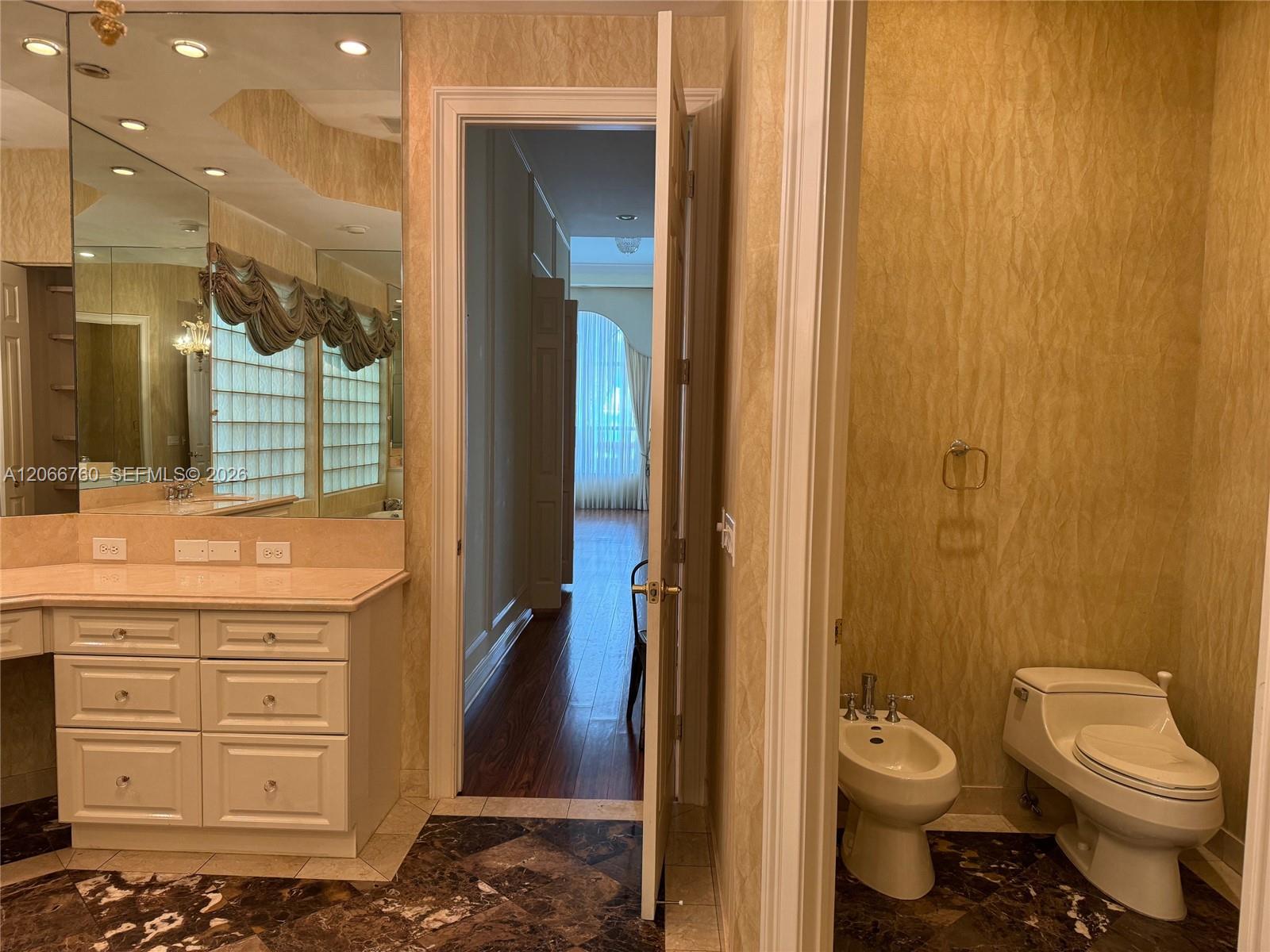 Photo of 891 Captiva Dr  (891), Hollywood, Florida, 33019 - Master Bathroom