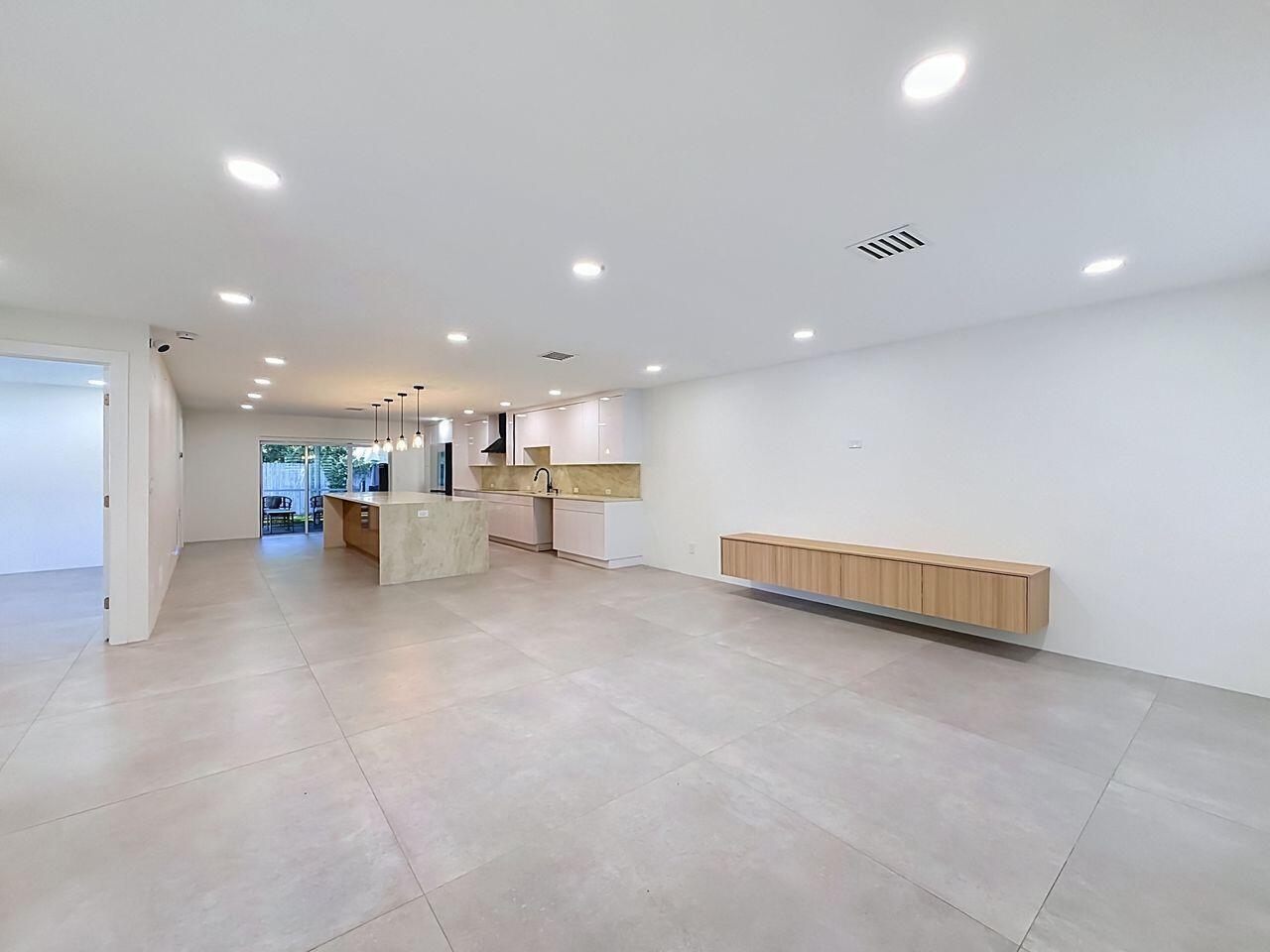 Ver detalles E-W / 0 3222 sq. ft. $ 2026-08-19 0 foto