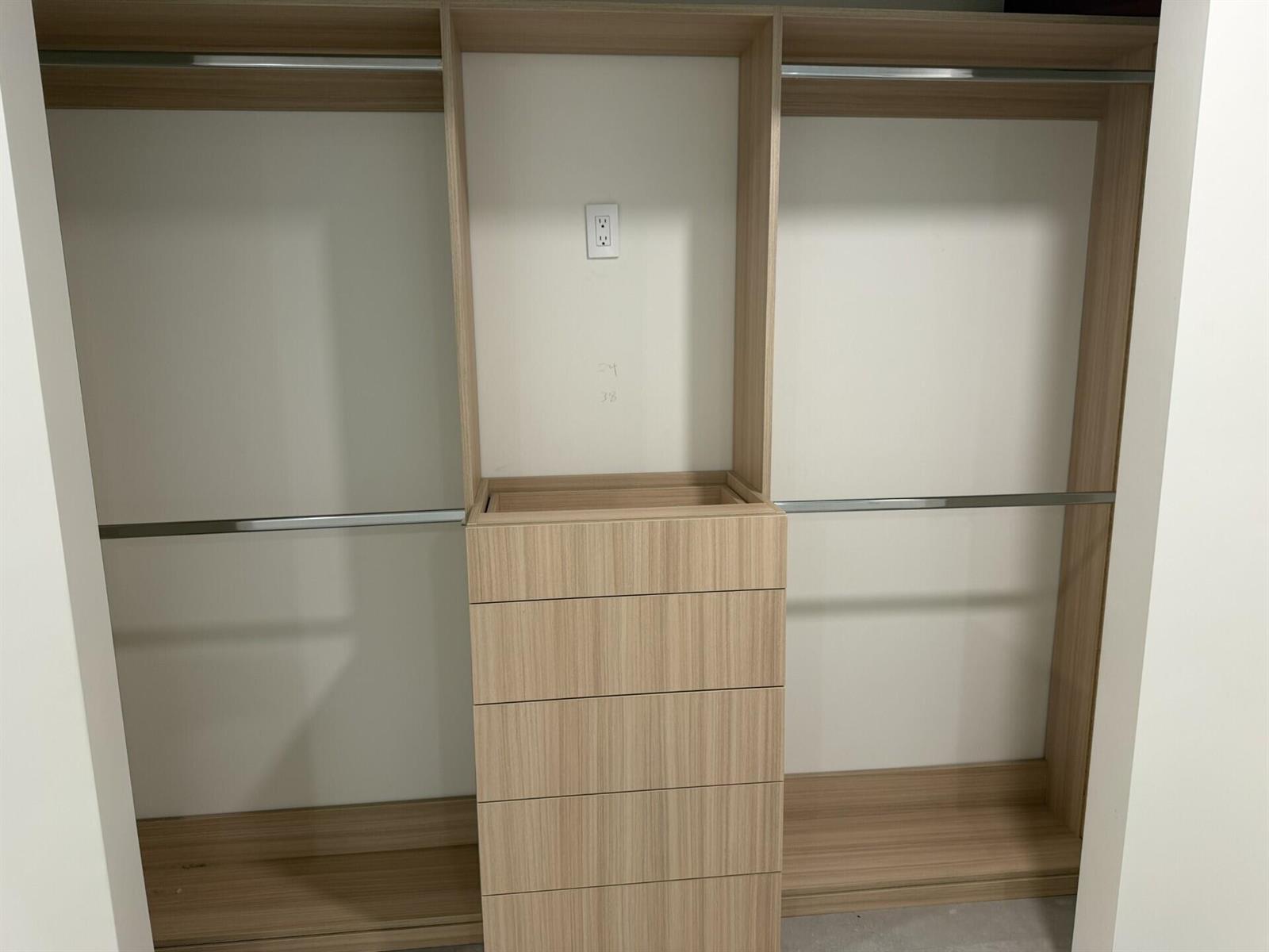 Ver detalles E-W / 0 3222 sq. ft. $ 2026-08-19 0 foto