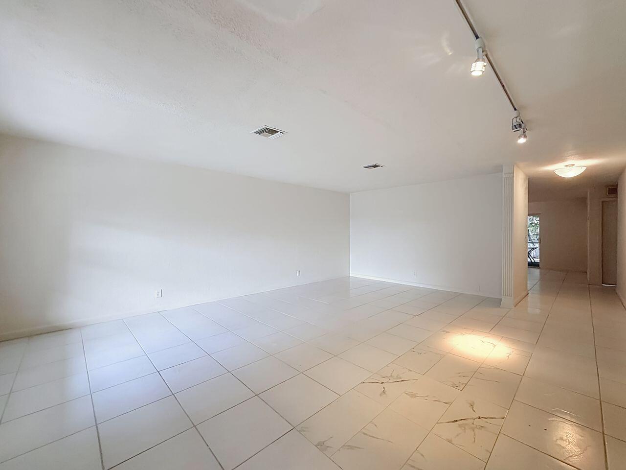 Ver detalles E-W / 0 3222 sq. ft. $ 2026-08-19 0 foto