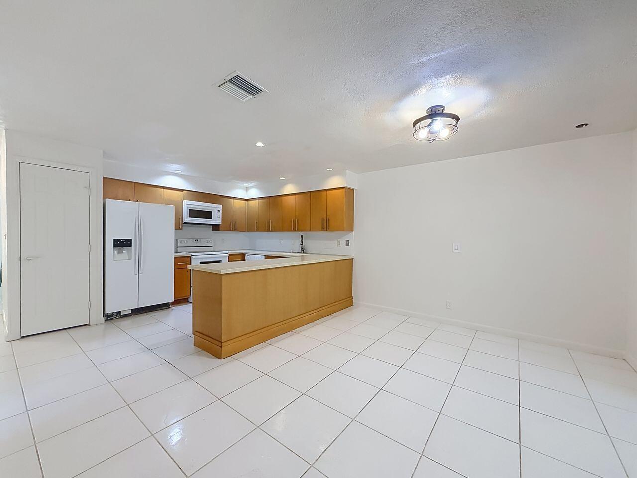Ver detalles E-W / 0 3222 sq. ft. $ 2026-08-19 0 foto