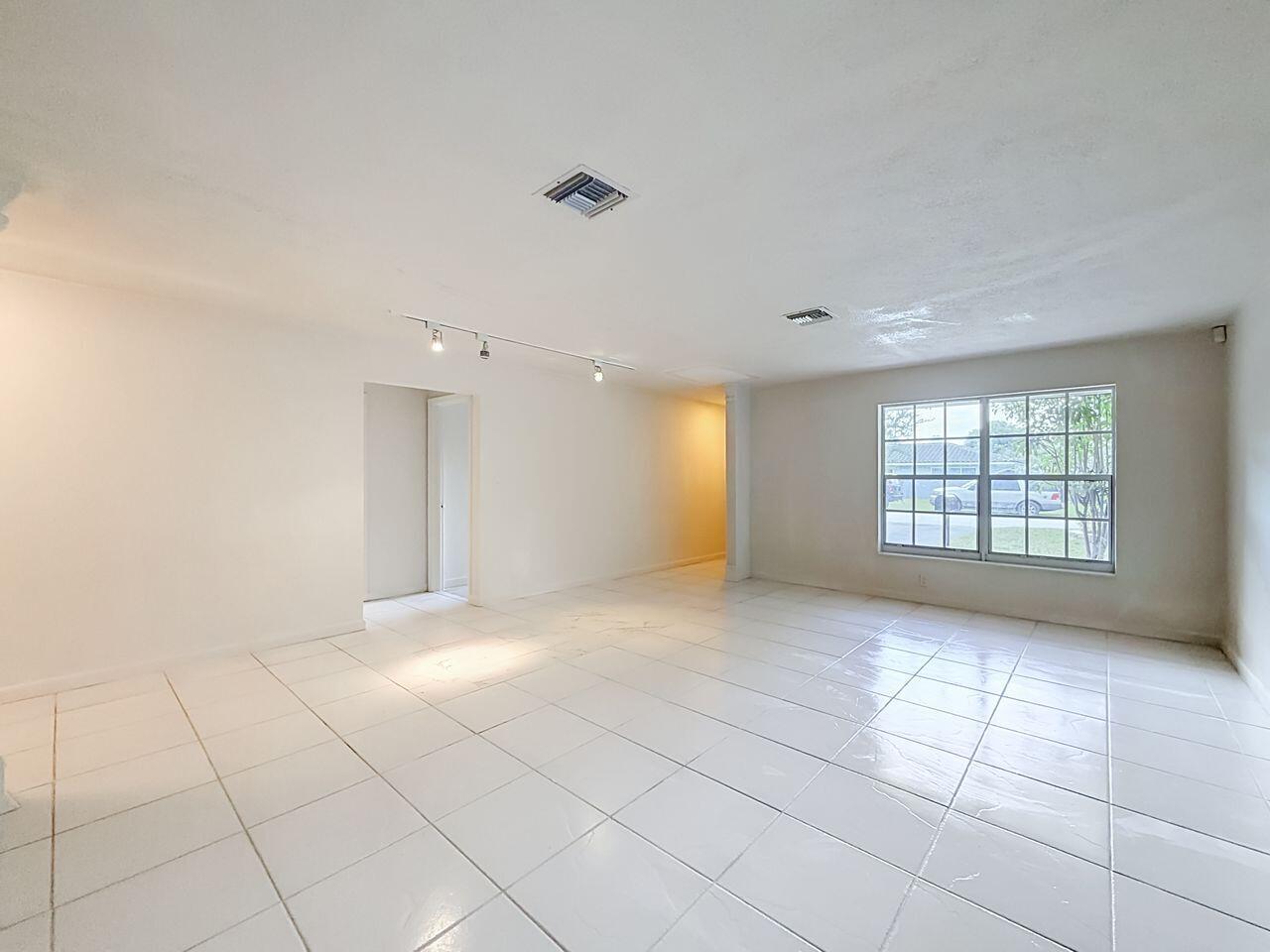 Ver detalles E-W / 0 3222 sq. ft. $ 2026-08-19 0 foto