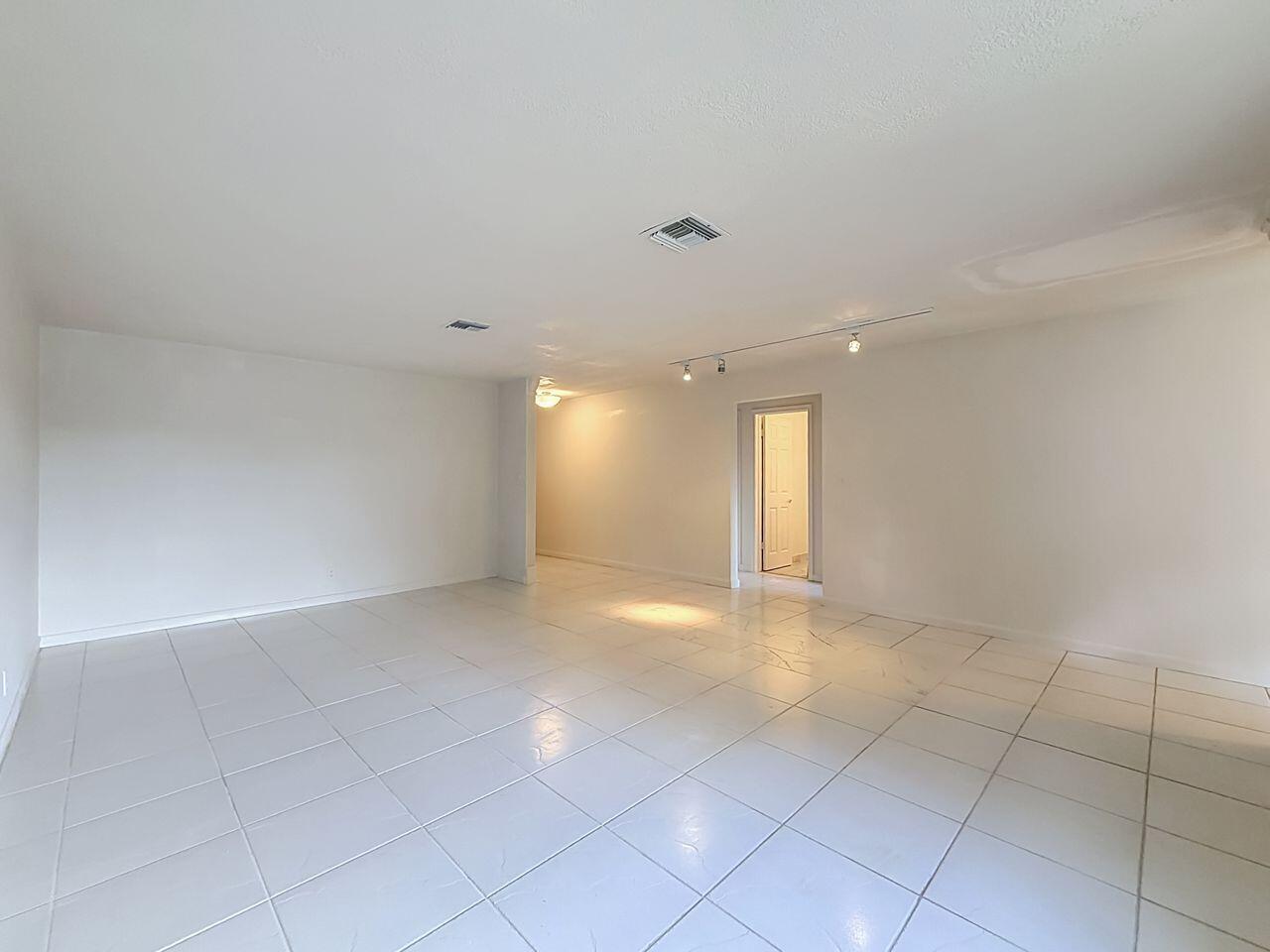 Ver detalles E-W / 0 3222 sq. ft. $ 2026-08-19 0 foto