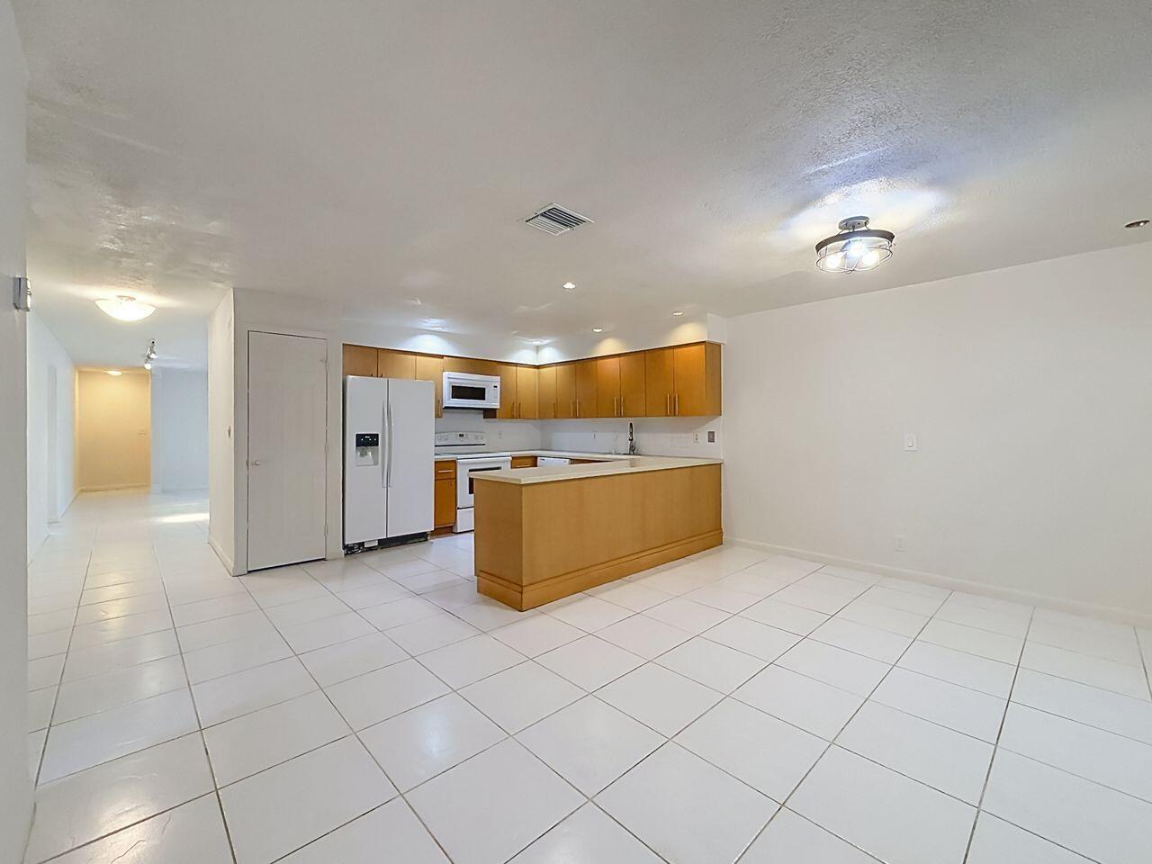Ver detalles E-W / 0 3222 sq. ft. $ 2026-08-19 0 foto